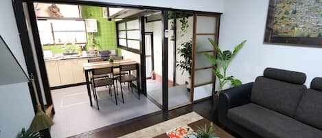 Rumah (Private Vacation Home) | 2 kamar tidur, meja kerja, tirai kedap cahaya, dan setrika/meja setrika