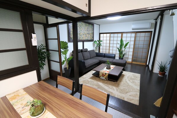 2 bedrooms, desk, blackout curtains, iron/ironing board - Guest House E-Nine (Kyoto)