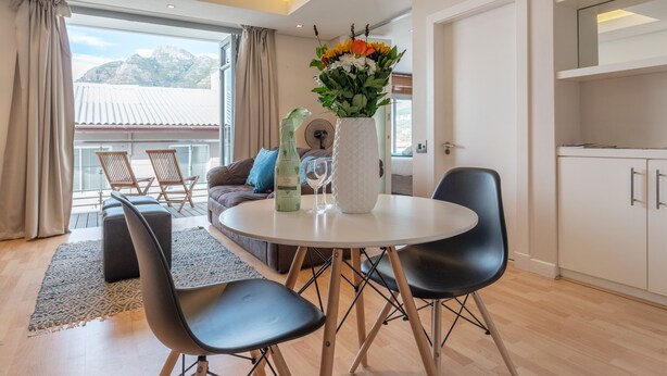 Apartamento standard, 1 quarto | Área de estar | TV de tela plana