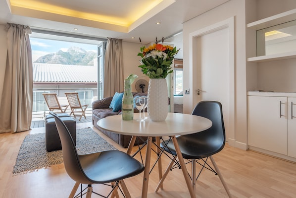 Standard-Apartment, 1 Schlafzimmer | Wohnbereich | Flachbildfernseher