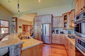 House, 4 Bedrooms | Private kitchen | Fridge, microwave, oven, dishwasher