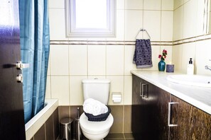 A modern bathroom with a toilet, bidet, and sink. - Villa Chiara (Kissonerga)