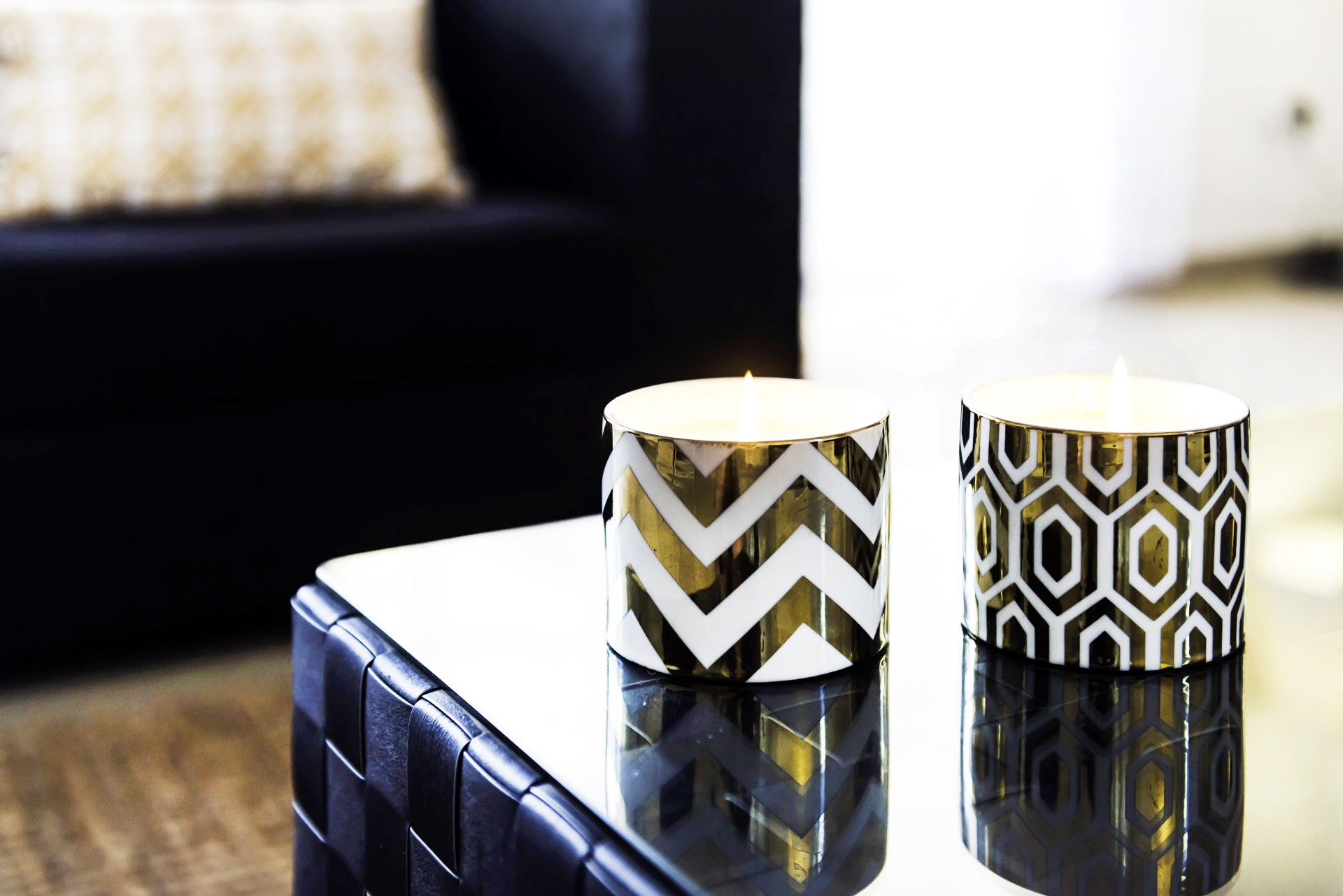 Dos velas decorativas sobre una mesa.