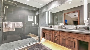 Appart'hôtel, 3 chambres | Salle de bain | Sèche-cheveux, shampoing