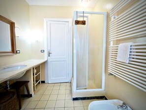 Apartment | Badezimmer | Komfortbadewanne, Haartrockner, Bidet, Handtücher