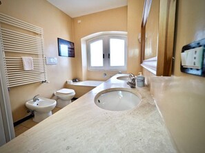 Apartamento | Baño | Bañera profunda, secador de pelo, bidé y toallas
