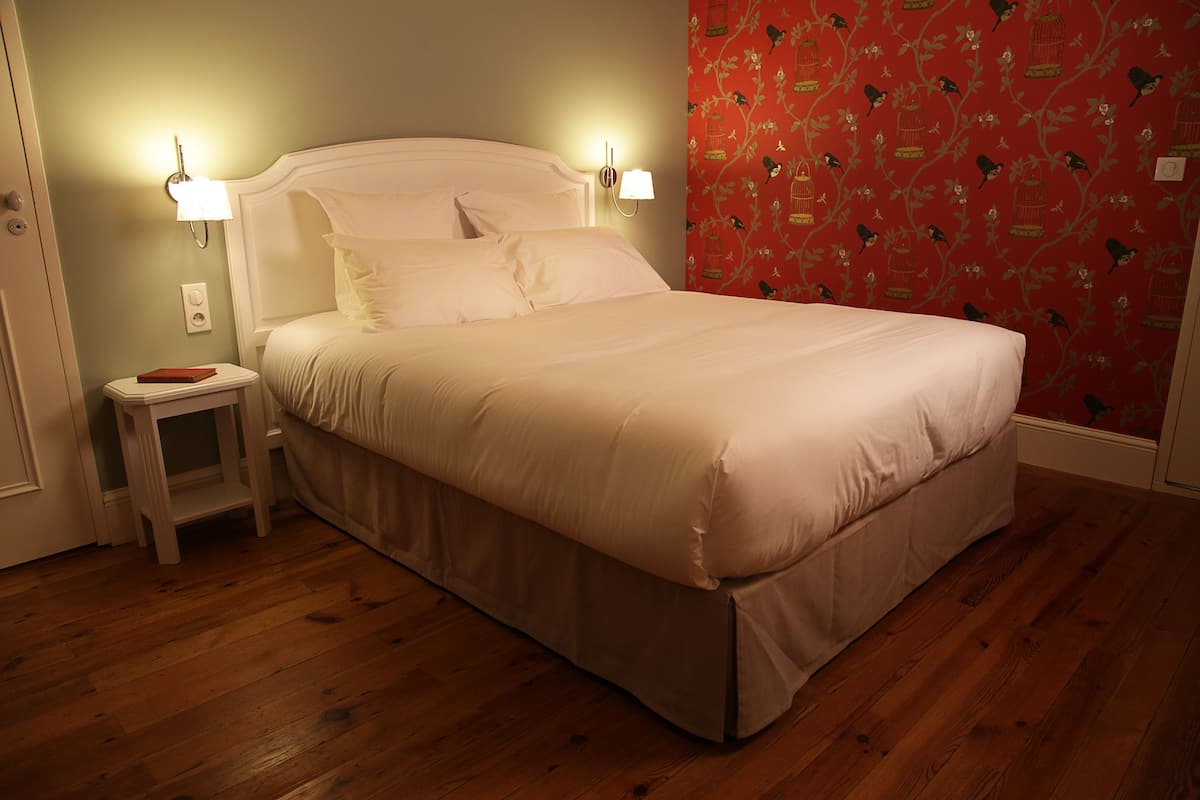 Habitación Deluxe doble, 1 cama de matrimonio, no fumadores, vistas al jardín | Sábanas de algodón egipcio y ropa de cama de alta calidad
