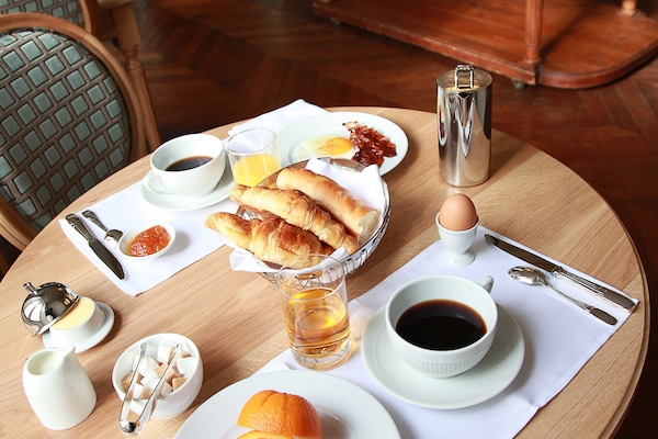 朝食 (ビュッフェ)、毎日提供 (1 名様 14 EUR)