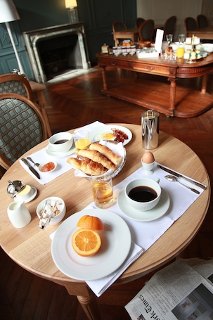 Daily buffet breakfast for a fee. Hôtel le Gentleman