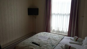 1 habitación, tabla de planchar con plancha, wifi gratis y ropa de cama 