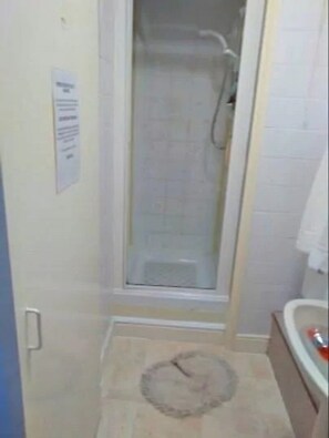 Combined shower/tub, deep soaking tub, free toiletries, hair dryer