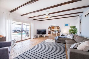 Villa, 4 slaapkamers, privézwembad | Woonruimte | Een smart-tv en een videogameconsole