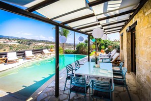 Outdoor dining - Villa Christina (Paphos)