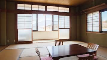 Quarto tradicional, para não fumantes (JPN Style, Shared Washroom, Quintuple) | Escrivaninha, Wi-Fi de cortesia, roupa de cama