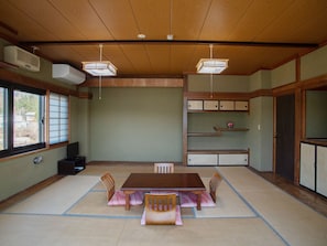 Japanese Room with Shared Washroom - Quintuple (Non-Smoking)