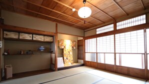 Um quarto japonês tradicional com tatames, portas de correr de madeira e um painel shoji.