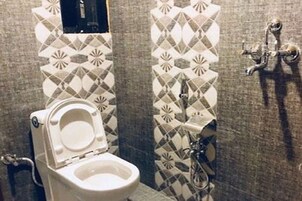 Quarto casal luxo | Banheiro | Chuveiro, produtos de toalete grátis, chinelos, toalhas de banho