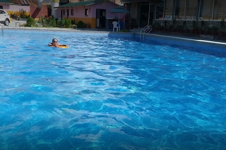 Ducha, artículos de tocador gratuitos, pantuflas, toallas