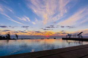 Outdoor pool, pool umbrellas, sun loungers - Villa Vista (Chlorakas)