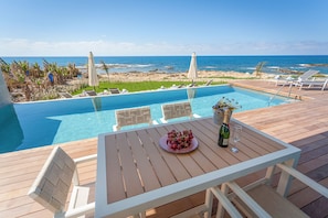 Outdoor pool, pool umbrellas, pool loungers - Villa Vista (Chlorakas)