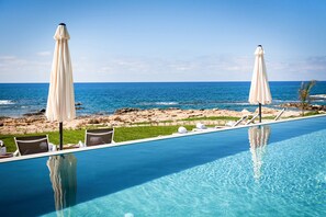 Outdoor pool, pool umbrellas, sun loungers - Villa Vista (Chlorakas)