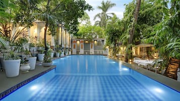 Piscine extérieure, parasols de plage, chaises longues