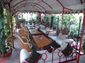 Desayuno a la carta diario (INR 350 por persona)