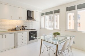 Suite estudio de diseñador, 1 habitación, vista a la ciudad | Cocina privada | Refrigerador con congelador, microondas, horno y parrilla de estufa 