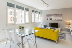 Suíte estúdio design, 1 quarto, vista para a cidade | Área de estar | TV de tela plana