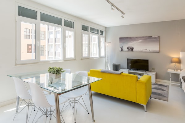 Suite estudio de diseñador, 1 habitación, vista a la ciudad | Área de sala de estar | Televisión de pantalla plana 