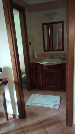 Double Room | Bathroom sink - Agriturismo Is Scalas (Assemini)