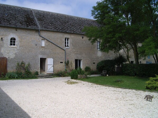 Front of property - La Ferme des Chataigniers (Vienne-en-Bessin)