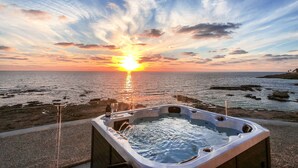 A hot tub on a beach with a sunset in the background. - Villa Lara (Kouklia)