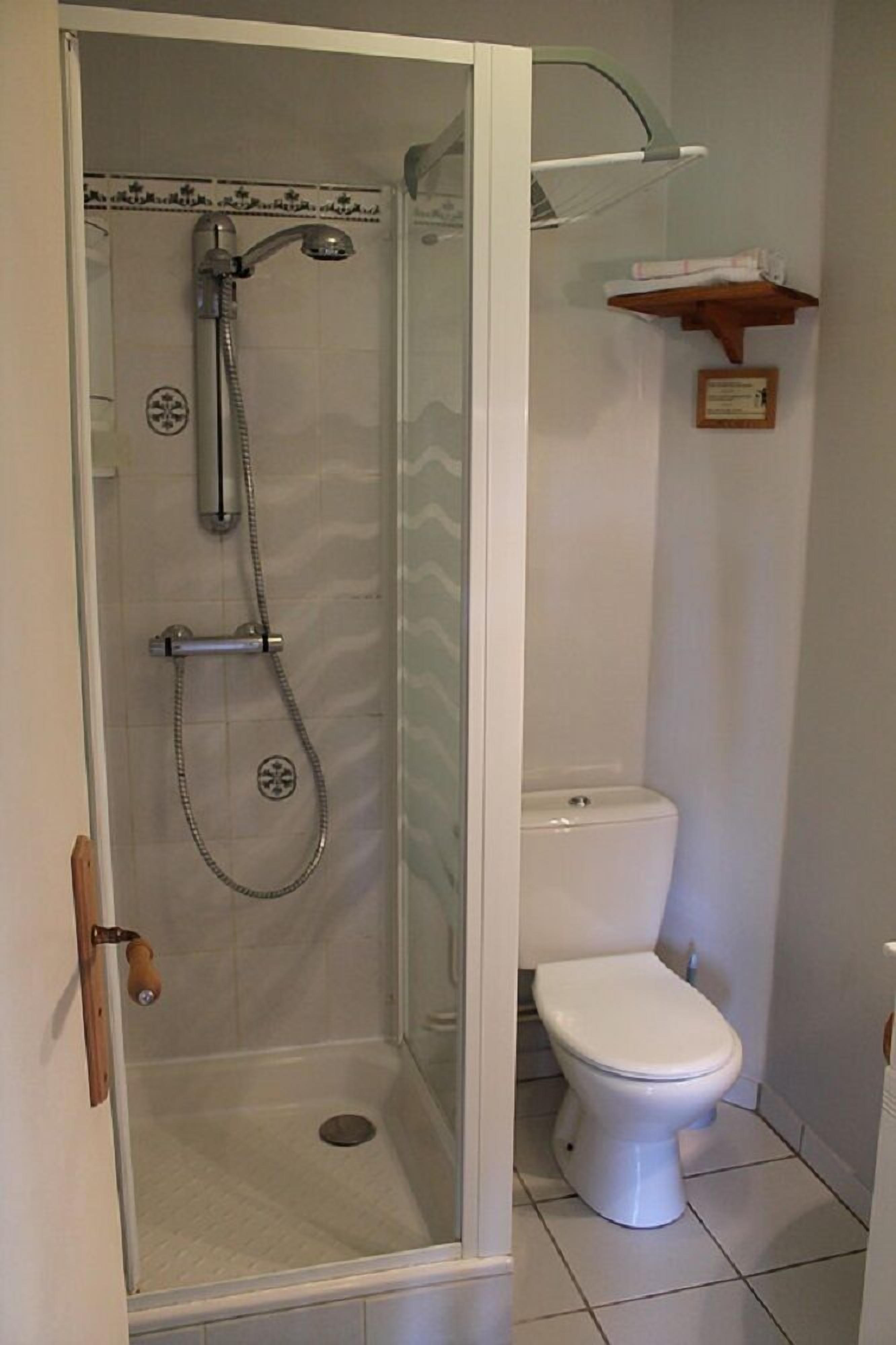 Cottage | Bathroom | Shower, hair dryer