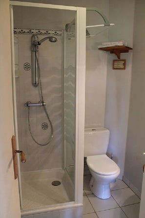 Cottage | Bathroom | Shower, hair dryer - Gîte- La Ferme des Chataigniers (Vienne-en-Bessin)