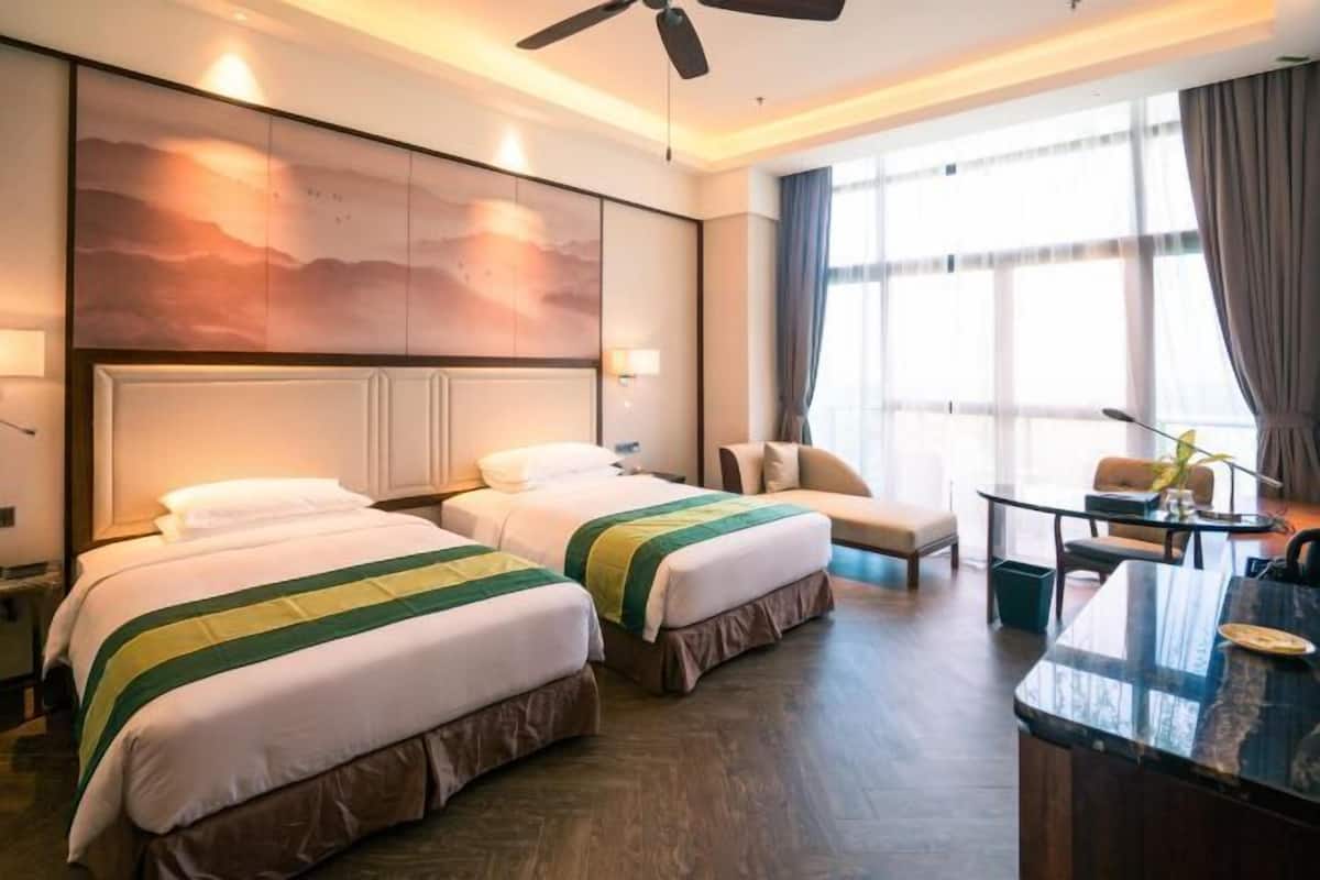 1 slaapkamer, een kluis op de kamer, een bureau, een laptopwerkplek