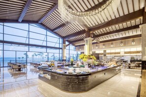 Breakfast, lunch served; local and international cuisine, pool views - Forest City Golf Hotel (Gelang Patah)