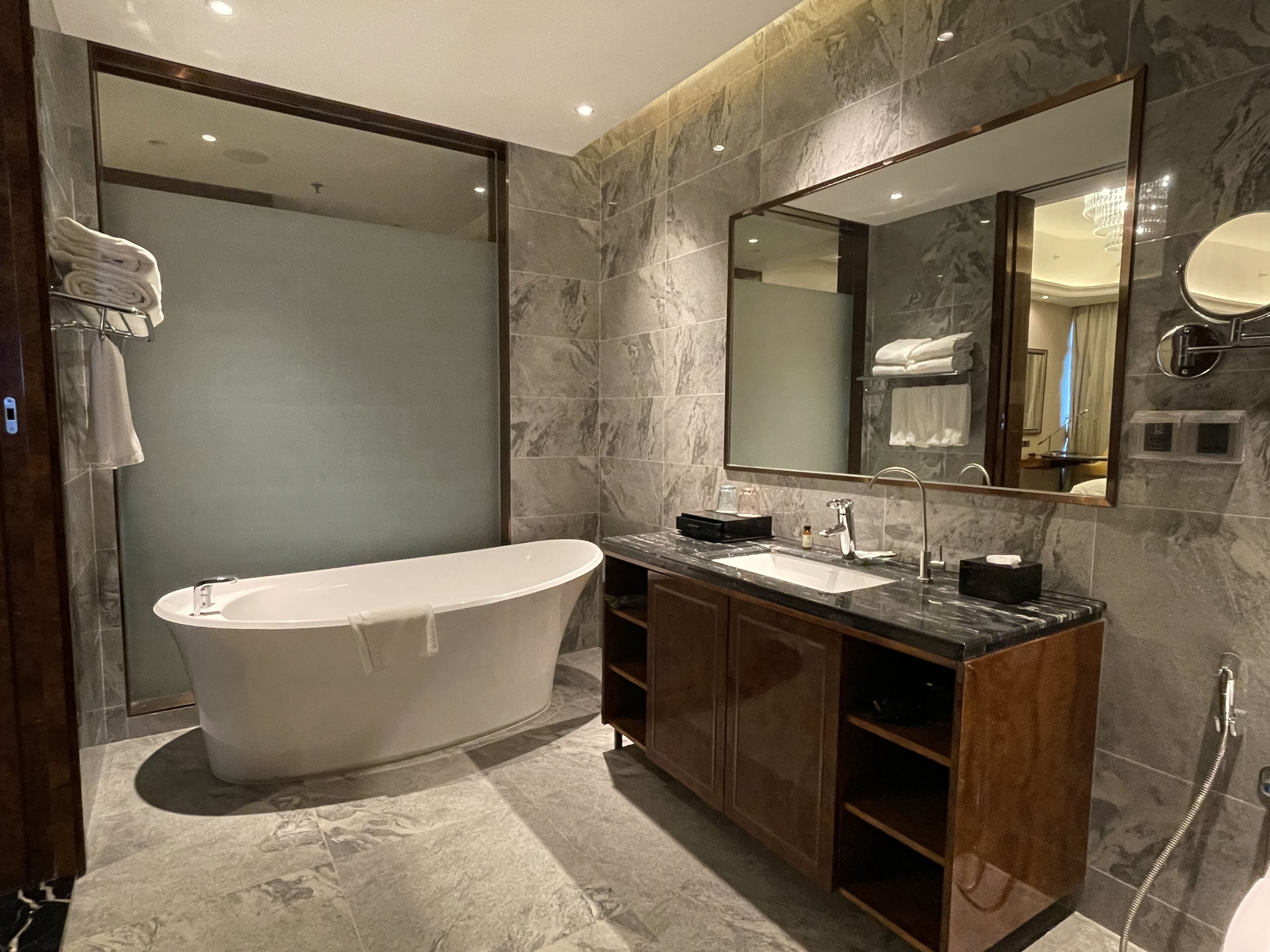 golf view panorama presidential suite | bathroom | free toiletries, hair dryer, bathrobes, slippers