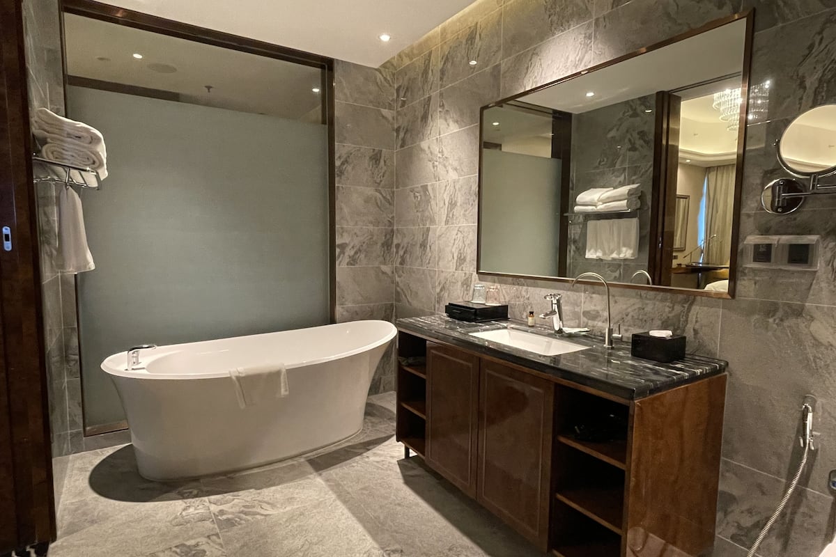 golf view panorama presidential suite | bathroom | free toiletries, hair dryer, bathrobes, slippers