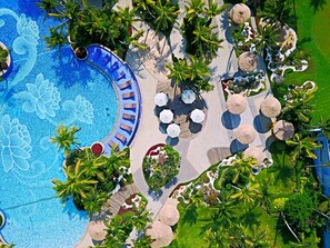 Outdoor pool, pool loungers - Forest City Golf Hotel (Gelang Patah)