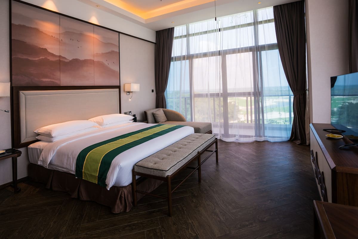 in-room safe, desk, laptop workspace, blackout curtains