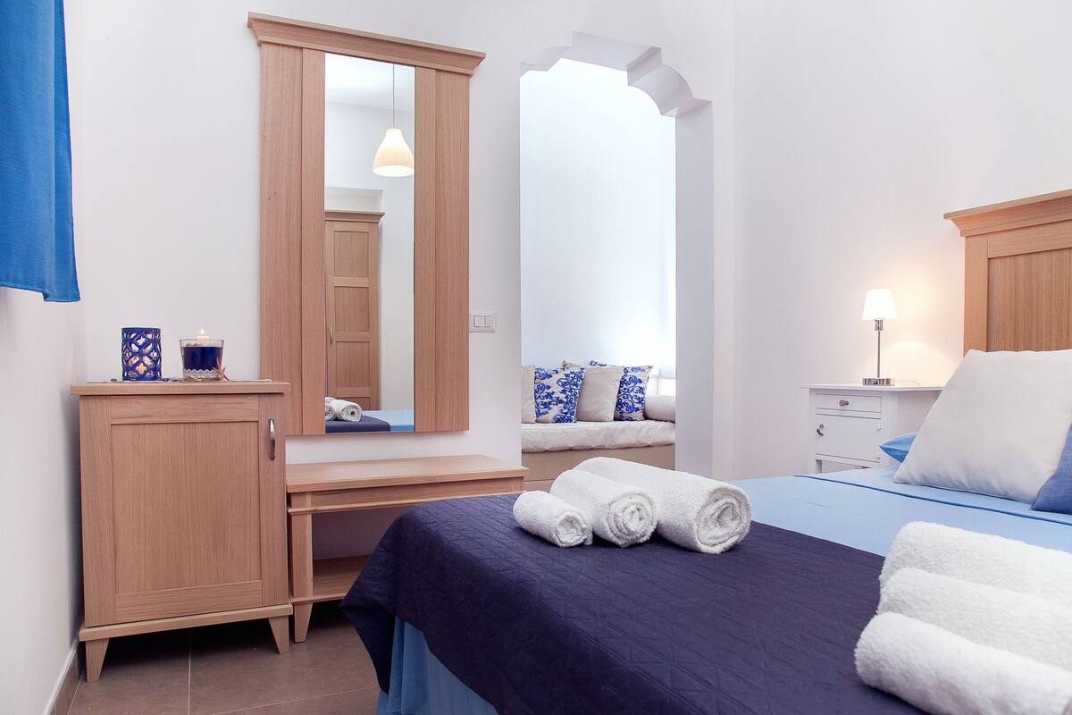 Dreibettzimmer | Zimmersafe, Schreibtisch, Babybetten, kostenloses WLAN