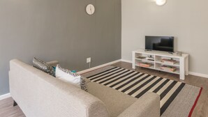 ห้องดีไซน์สตูดิโอสวีท, 1 ห้องนอน, ห้องน้ำในตัว, วิวเมือง | บริเวณนั่งเล่น