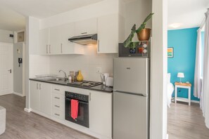 Design Studio Suite, 1 Bedroom, Ensuite, City View | Private kitchen