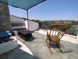 Suite, Terrace | Iron/ironing board, free WiFi, bed sheets - Beyaz Ev Pansiyon (Seferihisar)