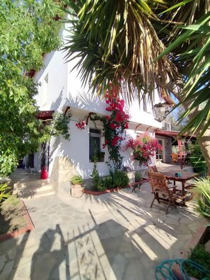 Vista frontal de la propiedad