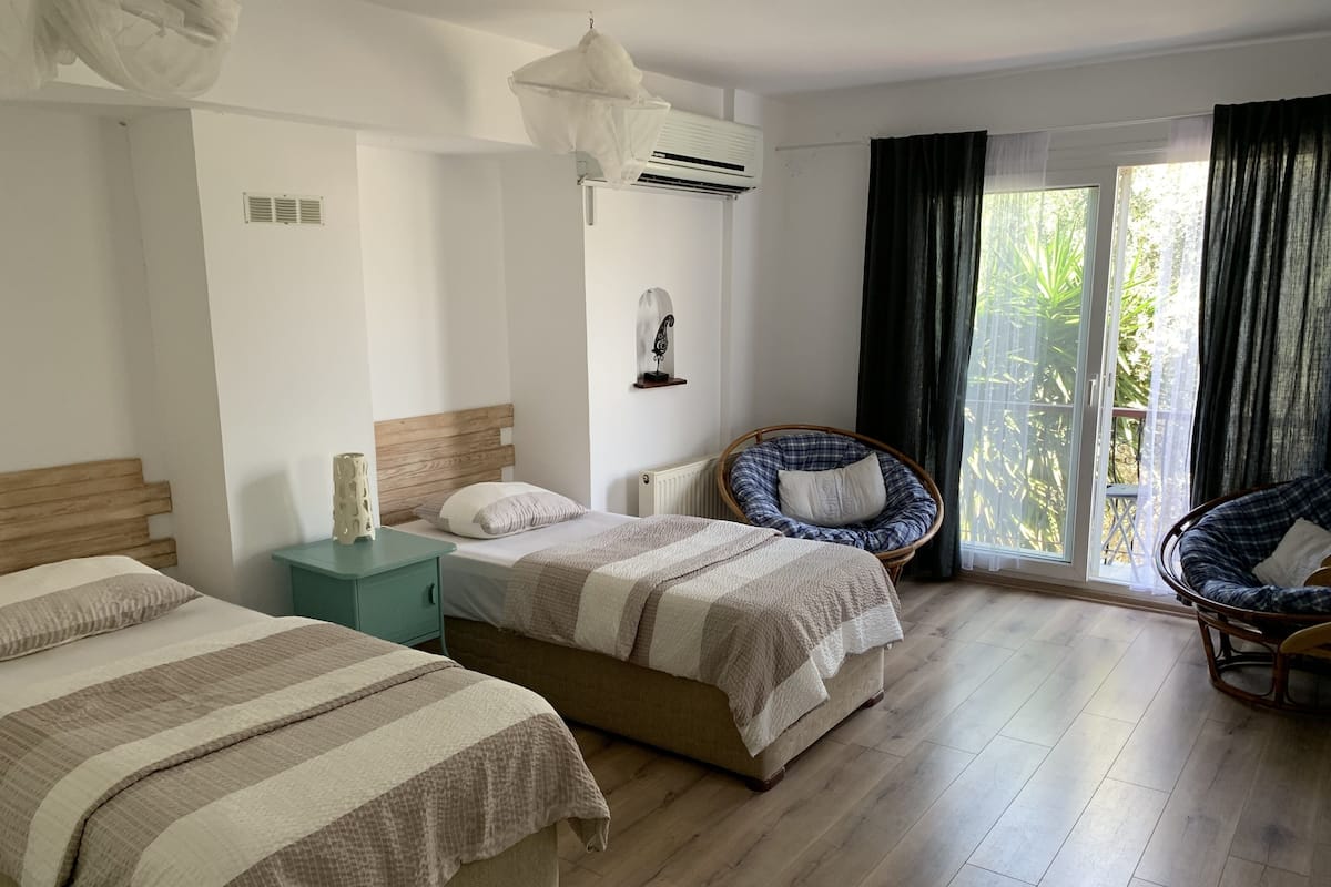 Standard Twin Room, 1 Bedroom, Balcony, Garden View | Iron/ironing board, free WiFi, bed sheets