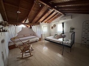 Suite, Terrasse | Bügeleisen/Bügelbrett, kostenloses WLAN, Bettwäsche