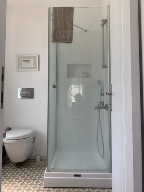 Standard Double Room | Bathroom | Shower, free toiletries, hair dryer, slippers - Beyaz Ev Pansiyon (Seferihisar)