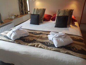 Double Room (La Pousse d'Or) | Premium bedding, minibar, desk, iron/ironing board - Le Ranch des Lacs, Hôtel Restaurant à Augne (Augne)